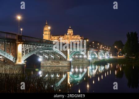 Kathedrale von Salamanca bei Nacht von der Enrique Estevan Brücke, Salamanca Stadt, Spanien, Europa. Stockfoto