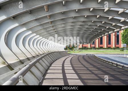Moderne Brücke über den Fluss Galindo, Barakaldo, Biskaya, Baskenland, Spanien, Europa. Stockfoto