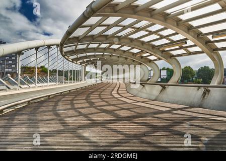 Moderne Brücke über den Fluss Galindo, Barakaldo, Biskaya, Baskenland, Spanien, Europa. Stockfoto
