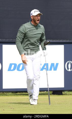 Hoylake, Großbritannien. 21. Juli 2023. Das American Wyndham Clark schlägt am zweiten Tag bei der Open Championship 151. im Royal Liverpool Golf Club in Hoylake, England, am Freitag, den 21. Juli 2023 auf dem dritten Loch ab. Harman leitet derzeit die Open auf Ten unter Par. Foto: Hugo Philpott/UPI Credit: UPI/Alamy Live News Stockfoto