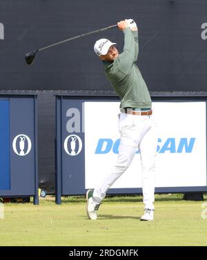 Hoylake, Großbritannien. 21. Juli 2023. Das American Wyndham Clark schlägt am zweiten Tag bei der Open Championship 151. im Royal Liverpool Golf Club in Hoylake, England, am Freitag, den 21. Juli 2023 auf dem dritten Loch ab. Harman leitet derzeit die Open auf Ten unter Par. Foto: Hugo Philpott/UPI Credit: UPI/Alamy Live News Stockfoto