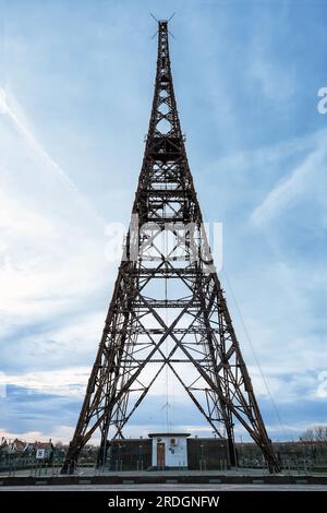 Gliwice, Polen - 31. Dezember 2022: Hölzerner Gitterfunkturm mit blauem wolkigen Himmelshintergrund, Oberschlesien. Der Sendeturm aus altem Holz in der Stadt Stockfoto