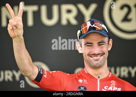 Poligny, Frankreich. 21. Juli 2023. Der belgische Victor Campenaerts von Lotto DSTNY feiert am Freitag, den 19 21. Juli 2023, auf dem Podium der Radtour de France von Moirans-en-Montagne nach Poligny (172, 8 km), Frankreich. Die diesjährige Tour de France findet vom 01. Bis 23. Juli 2023 statt. BELGA FOTO JASPER JACOBS Kredit: Belga News Agency/Alamy Live News Stockfoto