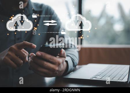 Virtueller Bildschirm mit Cloud-Computing-Diagramm, das von einem Mann angezeigt wird Stockfoto