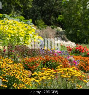 Atemberaubende, farbenfrohe Blütenränder im RHS Wisley Garden, Surrey UK. In den ausgedehnten Blumenbeeten wachsen hauptsächlich mehrjährige Pflanzen. Stockfoto