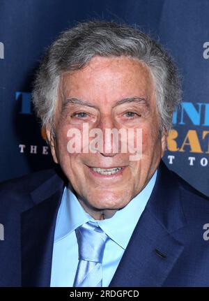 New York City, USA. 21. Juli 2023. Der legendäre Sänger Tony Bennett starb heute im Alter von 96 Jahren in New York. Keine Todesursache bekannt gegeben, aber er hatte seit 2016 gegen Alzheimer gekämpft. Tony Bennett Tony Bennett feiert 90: The Best is yet come in der Radio City Music Hall am 15. September 2016. @Steven Bergman/AFF-USA.com Kredit: AFF/Alamy Live News Stockfoto