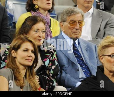 Queens, Vereinigte Staaten Von Amerika. 01. September 2011. FLUSHING, NY - SEPTEMBER 01: Tony Bennett wird am 4. Tag der 2011 US Open im USTA Billie Jean King National Tennis Center am 1. September 2011 im Flushing-Viertel des Viertels Queens Borough von New York City gesichtet. Leute: Tony Bennett Credit: Storms Media Group/Alamy Live News Stockfoto