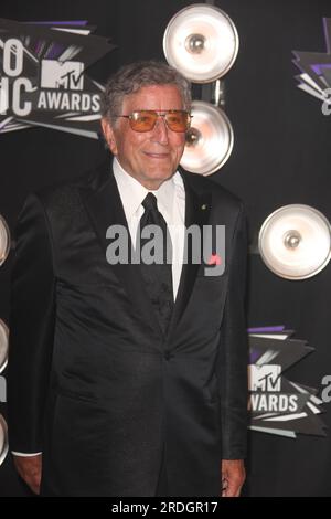 LOS ANGELES, CA - AUGUST 28: Tony Bennett kommt bei den MTV Video Music Awards 2011 im Nokia Theater L.A. an LIVE am 28. August 2011 in Los Angeles, Kalifornien. Personen: Tony Bennett Kredit: Storms Media Group/Alamy Live News Stockfoto