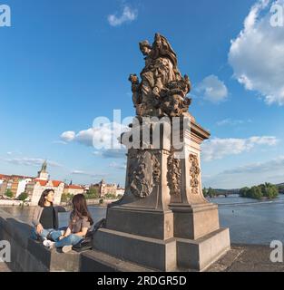 Prag, Tschechische Republik - 12. Mai 2019: Statue des Heiligen Ludmila auf der Karlsbrücke Stockfoto