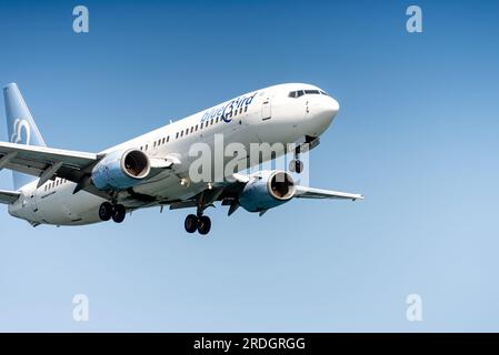 Larnaca, Zypern - 10. Oktober 2022: Boeing 737-800 von Bluebird Airways landet in Larnaca Stockfoto