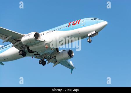 Larnaca, Zypern - 17. Juli 2022: Boeing 737-8K5 (Reg.: G-TAWV) von TUI Airways Landung in Larnaca Stockfoto