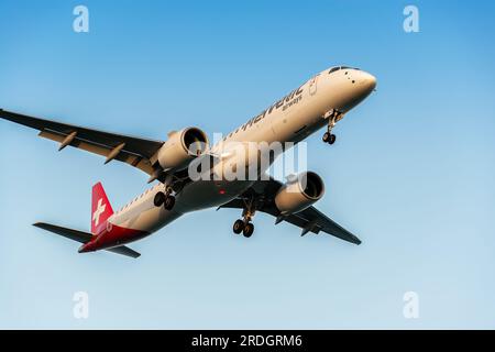 Larnaca, Zypern - 10. Oktober 2022: Embraer E195-E2 von Helvetic Airways Stockfoto