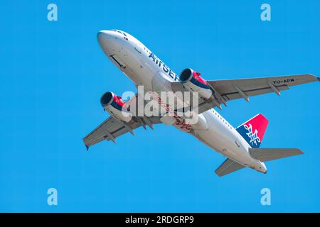 Larnaca, Zypern - 16. Juli 2023: Airbus A319-132 (Reg.: YU-APM) von AirSERBIA Airlines Stockfoto