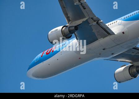 Larnaca, Zypern - 16. Juli 2023: Boeing 737-8K5 (Reg.: OM-GTJ) von TUI Airlines Stockfoto