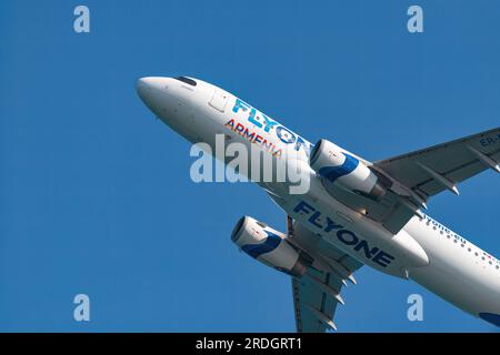 Larnaca, Zypern - 16. Juli 2023: Airbus A320-232 (Reg.: ER-00007) von FlyOne Airlines Stockfoto