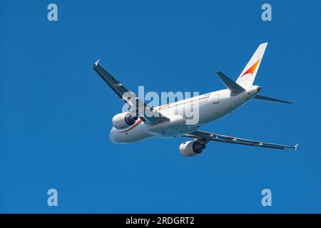 Larnaca, Zypern - 16. Juli 2023: Airbus A320-214 (Reg.: 5b-DDO) von Tus Air Airlines Stockfoto