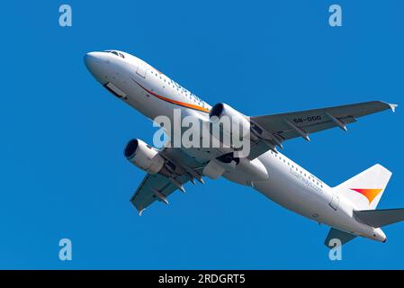 Larnaca, Zypern - 16. Juli 2023: Airbus A320-214 (Reg.: 5b-DDO) von Tus Air Airlines Stockfoto