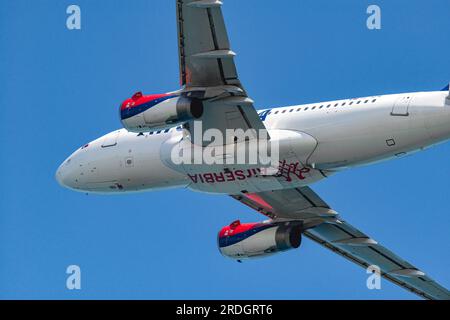 Larnaca, Zypern - 16. Juli 2023: Airbus A319-132 (Reg.: YU-APM) von AirSERBIA Airlines Stockfoto