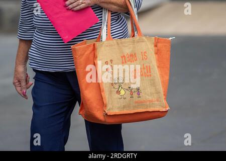 „Nana is Great“ Shoppers with Orange 100% recycelte, wiederverwendbare, umweltfreundliche Einkaufstaschen for Life, Preston, Lancashire, Großbritannien Stockfoto