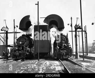 Vereinigte Staaten: ca. 1948 zwei Dampflokomotiven in einem Eisenbahnhof. Stockfoto