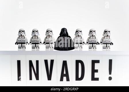 Darth Vader mit Sturmtruppen. Invasionskonzept. Zur Veranschaulichung. 30. Juli 2023 Stockfoto