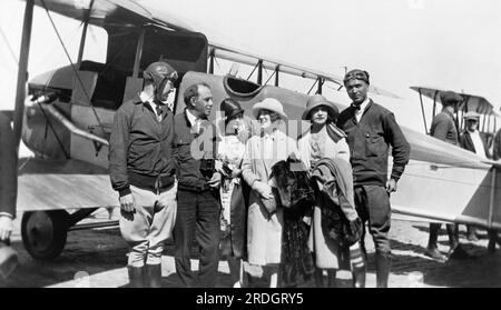 San Diego, Kalifornien: März 1925 Claude Ryan, ganz rechts, hat die Los Angeles-San Diego Air Line eröffnet, das erste Jahr rund um den Passagierdienst in den USA. Der zweite von links ist Robert Vignola, Filmregisseur, und neben ihm ist die Schauspielerin Vera Reynolds. Stockfoto