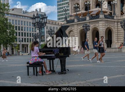 Junger Klavierspieler vor der Alten Oper, Frankfurt Stockfoto