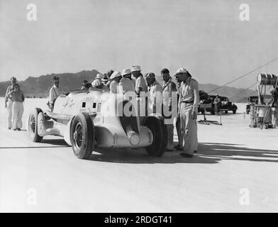 Bonneville Salt Flats, Utah: 1. September 1935 Rennfahrerin ab Jenkins am Ende seines 24-Stunden-Geschwindigkeitsrekordes, als er eine neue Durchschnittsgeschwindigkeit von 135,47 km/h setzte. Stockfoto