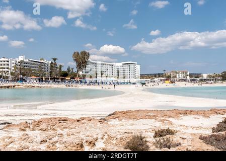 Blick auf den weltberühmten Nissi-Strand in Aiya Napa, Zypern Stockfoto