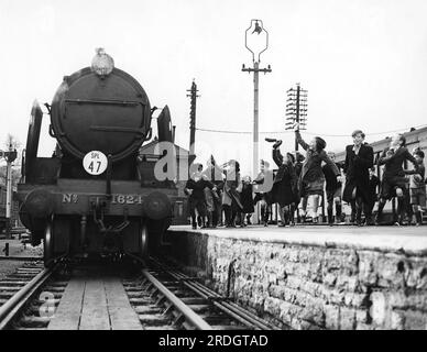 Yeovil, England: 3. Dezember 1939 Kinder, die während des Zweiten Weltkriegs aus London evakuiert wurden, begrüßen den Sonderzug Southern Railway Evacuation Special, der mit ihren Eltern und Verwandten zu einem Besuch einzieht. Stockfoto