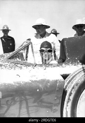 Bonneville Salt Flats, Utah: 3. September 1935 Sir Malcolm Campbell in seinem Bluebird Racer nach einem Lauf auf der Salzebene. Er versucht, einen neuen Geschwindigkeitsrekord von 300 km/h zu erreichen. Stockfoto