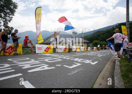 Domancy, Frankreich, 18. Juli 2023: Tour-de-france-Fans jubeln während des Zeitversuchs einen Radfahrer an. Stockfoto