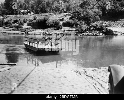 Hoopa, Kalifornien: ca. 1928 Eine Fähre überquerte den Trinity River im Hupa Native American Reservation in Humboldt County. Stockfoto