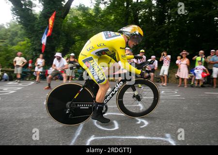 Domancy, Frankreich; 18. Juli 2023: Jonas Vingegaard (Team Jumbo Visma) fliegt in der Zeitphase der Tour de France. Stockfoto