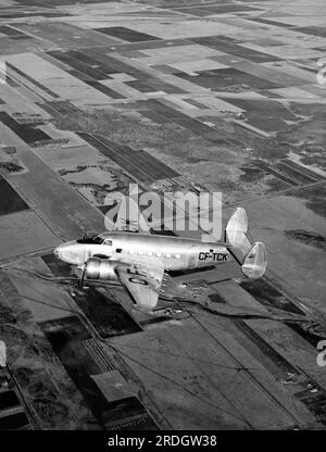 Manitoba, Kanada, 1939 Trans-Canada Air Lines' neuer Lockheed 14H2 über den Prärien Westkanadas. Es beförderte 10 Passagiere und flog zwischen Vancouver und Montreal. Stockfoto
