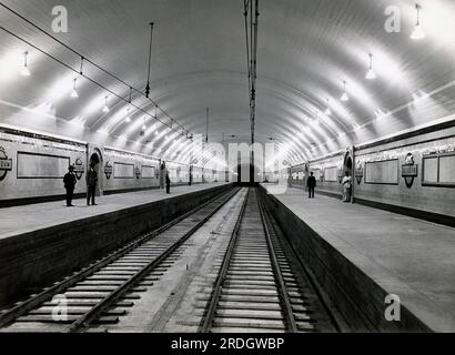 Sydney, Australien: 1932 U-Bahn-Station „Museum“ in Sydney mit den Bahnsteigen und den Hochspannungsleitungen für die U-Bahn. Stockfoto