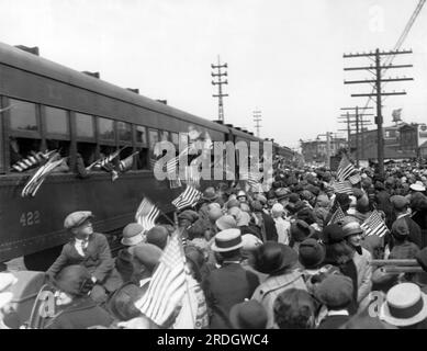 Freeport, New York: 21. Mai 1925 Einwohner von Long Island jubeln die Ankunft des elektrischen Zuges von New York nach Babylon, Long Island an. Stockfoto