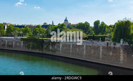 Paris, Frankreich, 2020. Blick auf den Square de l'Ile de France auf der Ile de la Cité von der pont Saint-Louis, mit dem Pantheon im Hintergrund Stockfoto