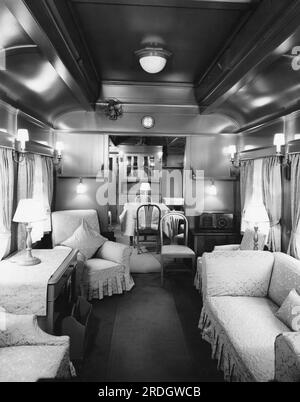 Montreal, Kanada: Mai 1939 eines der beiden Autos, in denen König George VI. Und Königin Elizabeth mit der Canadian National Railways durch Kanada von Quebec nach Vancouver fahren werden. Von hier aus blickt man vom Speisesaal auf den Wohnraum des Autos der Majestäten des Königlichen Zuges. Stockfoto