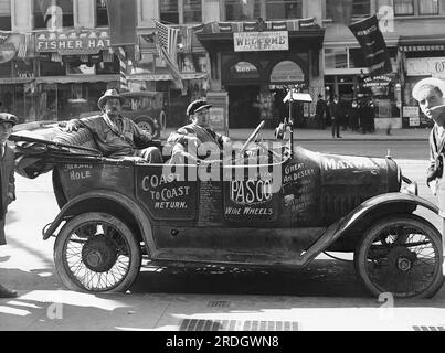 USA: ca. 1920 Ein Maxwell-Automobil mit Pasco-Drahträdern nach einem Probelauf, der von Küste zu Küste durch das Land gereist ist. Stockfoto