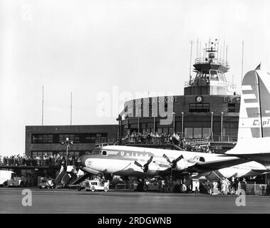 New York, New York: 23. August 1955 das Passagierflugzeug United Airlines DC-6 „Mainliner Ohio“ auf der Rollbahn am LaGuardia Airport in Queens. Stockfoto