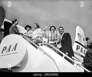 c. 1954. Passagiere an Bord eines Pan American World Airways Super Clipper DC-6B. Stockfoto