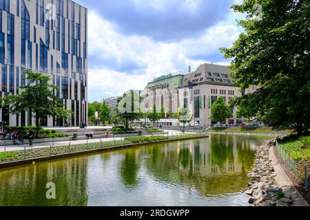 20.07.2023, Düsseldorf, Nordrhein-Westfalen, Deutschland - Blick über die Wasserfläche vor dem Kö-Bogen auf das Kaufhaus Galeria Kaufhof am nördliche Stockfoto