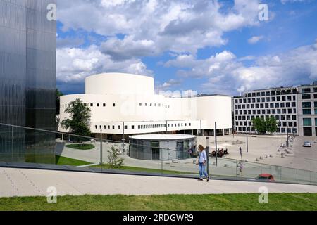 20.07.2023, Düsseldorf, Nordrhein-Westfalen, Deutschland - Blick von dem Schrägen Wiesendreieck auf das renovierte Düsseldorfer Schauspielhaus am Gus Stockfoto