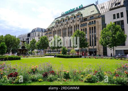 20.07.2023, Düsseldorf, Nordrhein-Westfalen, Deutschland - Blick über den Corneliusplatz am nördlichen Ende der Königsallee auf die Galeria Kaufhof A. Stockfoto