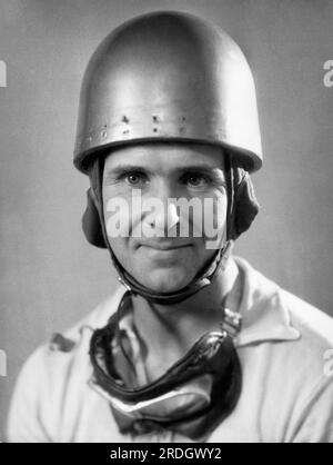 Kalifornien: c. 1938 Rennfahrer Bob Ware an der Westküste mit Helm und Schutzbrille. Stockfoto