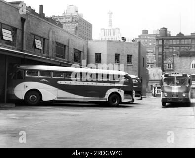 New York, New York: 12. Mai 1938 der neu renovierte Greyhound-Busbahnhof an der 50. Street und 8. Avenue. Stockfoto