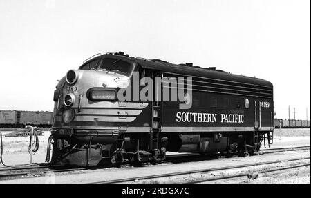 Vereinigte Staaten: ca. 1950 Eine Lokomotive aus dem Südpazifik, die auf einem Bahnhofsgelände sitzt. Stockfoto