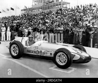 Indianapolis, Indiana: Mai 1960 Rennfahrer Jim Hurtubise in seinem Auto auf der Rennstrecke Indianapolis 500. Stockfoto