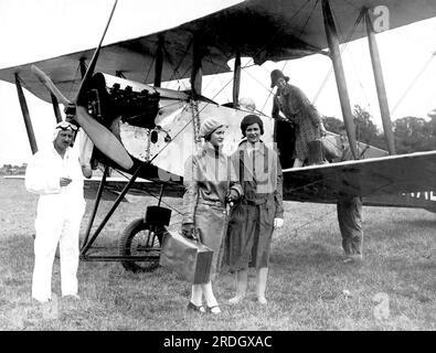 Hildenborough, England: ca. 1924 drei weibliche Passagiere, die mit einem Zweiflugzeugpassagierdienst ankommen. Stockfoto